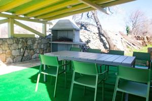 LjuboticVilla Villa Karaga - with private pool的露台上的桌椅,烧烤架