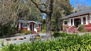 圣罗莎Amitabha Wine Country Cottage的前面有一棵树的红色房子