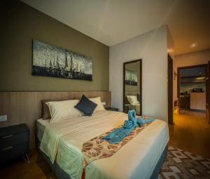 珍南海滩Royale Riviera Resort Private Pool Villas的一间卧室配有一张带蓝色毛巾的床