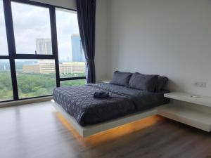 新山Mid Valley Southkey Mosaic Cozy Suite at Johor Bahru的一间卧室设有一张大床和大窗户