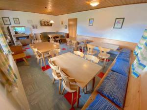 拉德施塔特Holiday home in Radstadt - Salzburger Land 352的用餐室配有木桌和椅子