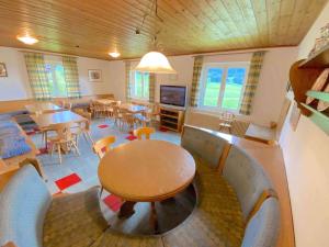 拉德施塔特Holiday home in Radstadt - Salzburger Land 352的一间带桌椅和电视的用餐室