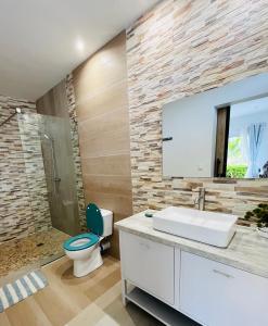 安布希德拉特里穆COCODY ROC的浴室配有白色水槽和卫生间。
