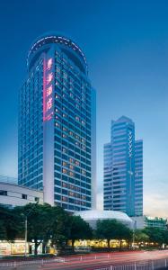 珠海珠海粤海酒店的一座高大的建筑,旁边有一个标志
