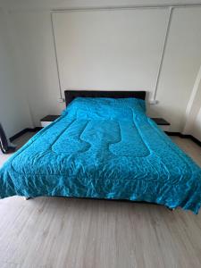 梭桃邑Sea skyline home的卧室内的一张蓝色棉被