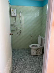 梭桃邑Sea skyline home的一间带卫生间和淋浴间的浴室