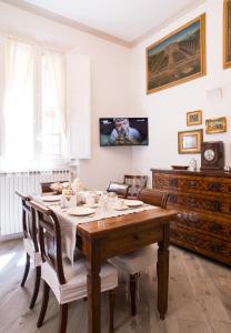 博洛尼亚casa Guido Reni的一间带木桌和椅子的用餐室