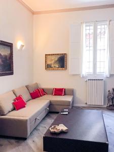 博洛尼亚casa Guido Reni的客厅配有沙发和桌子