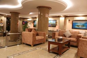 艾卜哈阿伯哈酒店的大堂配有沙发、椅子和桌子
