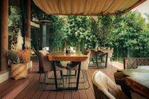里奥内格罗TEVA Glamping & Retreat的木制甲板上配有桌椅的庭院