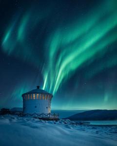 BrygghaugenNorwegian Wild的灯塔在北灯下的图像