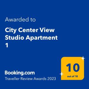 蒂米什瓦拉City Center View Studio Apartment 1的黄色标牌,文字要到市中心景观一室公寓