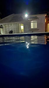 弗利康弗拉克Shero Villa的夜间在房子前面的游泳池