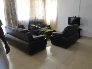 MutsamuduMEDINA HOTEL - Mutsamudu的客厅配有两张沙发和一台电视机