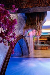 塔林Lavendel Spa Hotel的瀑布和鲜花的水池