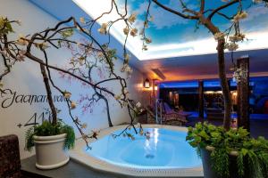 塔林Lavendel Spa Hotel的树木繁茂的房间内的热水浴池