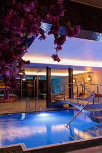 塔林Lavendel Spa Hotel的一座紫色花卉酒店的大型游泳池