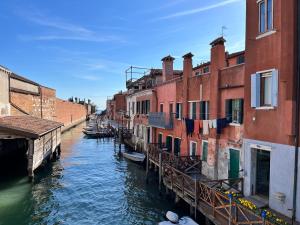 威尼斯Appartamento Redentore的城市的运河,有建筑和水