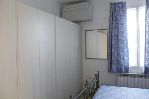 威尼斯Appartamento Redentore的一间卧室配有一张床和镜子
