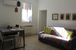 威尼斯Appartamento Redentore的客厅配有沙发和桌子