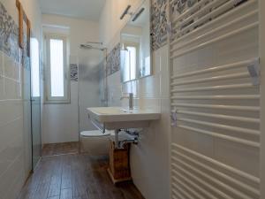 提尼亚类OASI DA VINCI的一间带水槽和卫生间的浴室