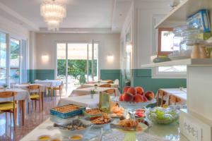 加尔尼亚诺欧罗巴酒店的用餐室配有餐桌和食物