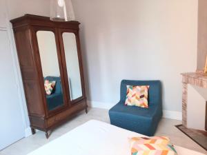 图卢兹Appartement Pont des Catalans的一间卧室配有椅子、镜子和梳妆台