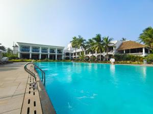 蓬蒂切里Lagoon Sarovar Premiere Resort - Pondicherry的大楼前的大型蓝色游泳池