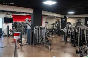 卡普多兰多franci e aurora house的健身房,配有各种跑步机和机器