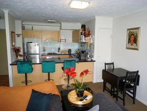 布里斯班City/Valley Resort Apartment的客厅配有沙发和桌子