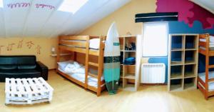 圣维森特-德拉巴尔克拉Surfhousegerra的一间设有双层床的客房,其中配有冲浪板