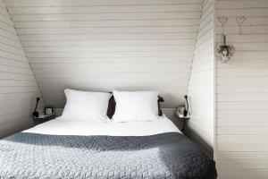 佩滕Strandhuis de Zeeparel met hottub的一间卧室配有一张带两个白色枕头的床