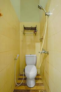 名古屋OYO 92451 Hasan House Syariah 2的一间带卫生间和淋浴的浴室