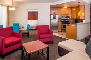 匹兹堡匹兹堡北岸酒店的一间带红色椅子的客厅和一间厨房
