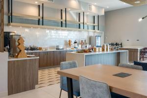坎顿Fairfield by Marriott Inn & Suites Canton Riverstone Parkway的厨房配有木桌和椅子