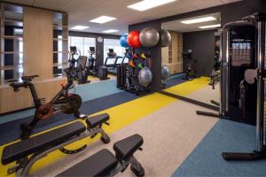 埃伦斯堡TownePlace Suites by Marriott Ellensburg的健身房设有数台跑步机和有氧运动器材