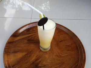 乌布Buana Ubud Inn的木板上的饮料,带有勺子