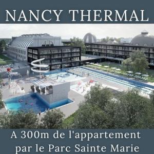 南希Appartement Le Grand Dupont du Parc Ste-Marie - OscarNewHome的一座带游泳池的大型公寓建筑的 ⁇ 染