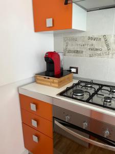蒙特西尔瓦诺Sunrise Beach House的厨房配有炉灶和红色用具