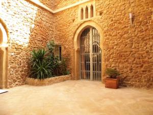 塞拉马尔科安达卢斯摩洛哥传统庭院住宅的石头建筑,有大门和植物