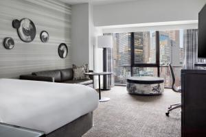 纽约纽约马奎斯万豪酒店的客厅配有沙发和桌子