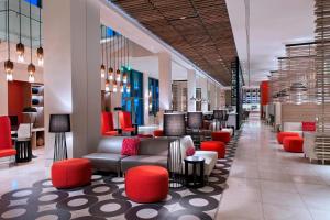 太子港万豪太子宾馆的一间商店里配有沙发和红色椅子的大堂