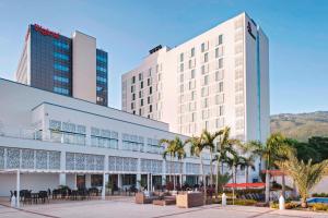 太子港万豪太子宾馆的一座白色的大建筑,前面有棕榈树
