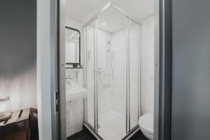 UnterseenNo8 Boutique Hotel - self check in的带淋浴和卫生间的浴室