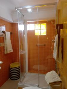 曼塔罗塔Manta Rota Beach, apartment in a villa, terrace,garden的带淋浴和卫生间的浴室