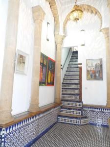 塞拉马尔科安达卢斯摩洛哥传统庭院住宅的墙上画作的建筑的楼梯