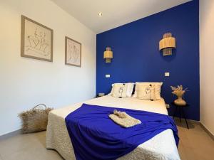 维琪奥港蓝色故事公寓酒店的蓝色卧室,配有一张带泰迪熊的床