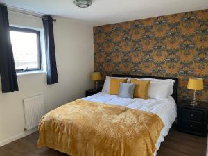 格拉斯哥River view Apartment的一间卧室配有一张带黄色毯子的大床