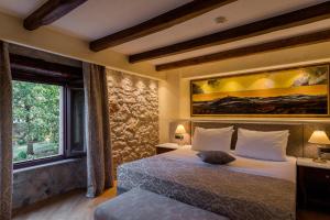 布罗托尼贾Heritage Hotel San Rocco的一间卧室设有一张床和一个大窗户