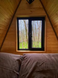 KumistaviCottage Villa Ioseliani的小木屋内一间卧室,带窗户